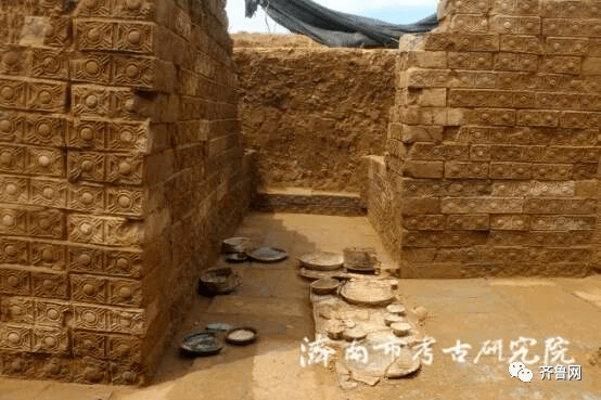 济南长清现"甲"字形东汉墓,墙壁地面铺满太阳纹饰青砖,还带半个回廊