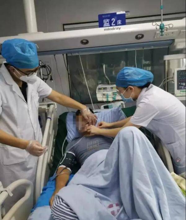 面部|他挤了一下脸上的痘痘，差点没了命