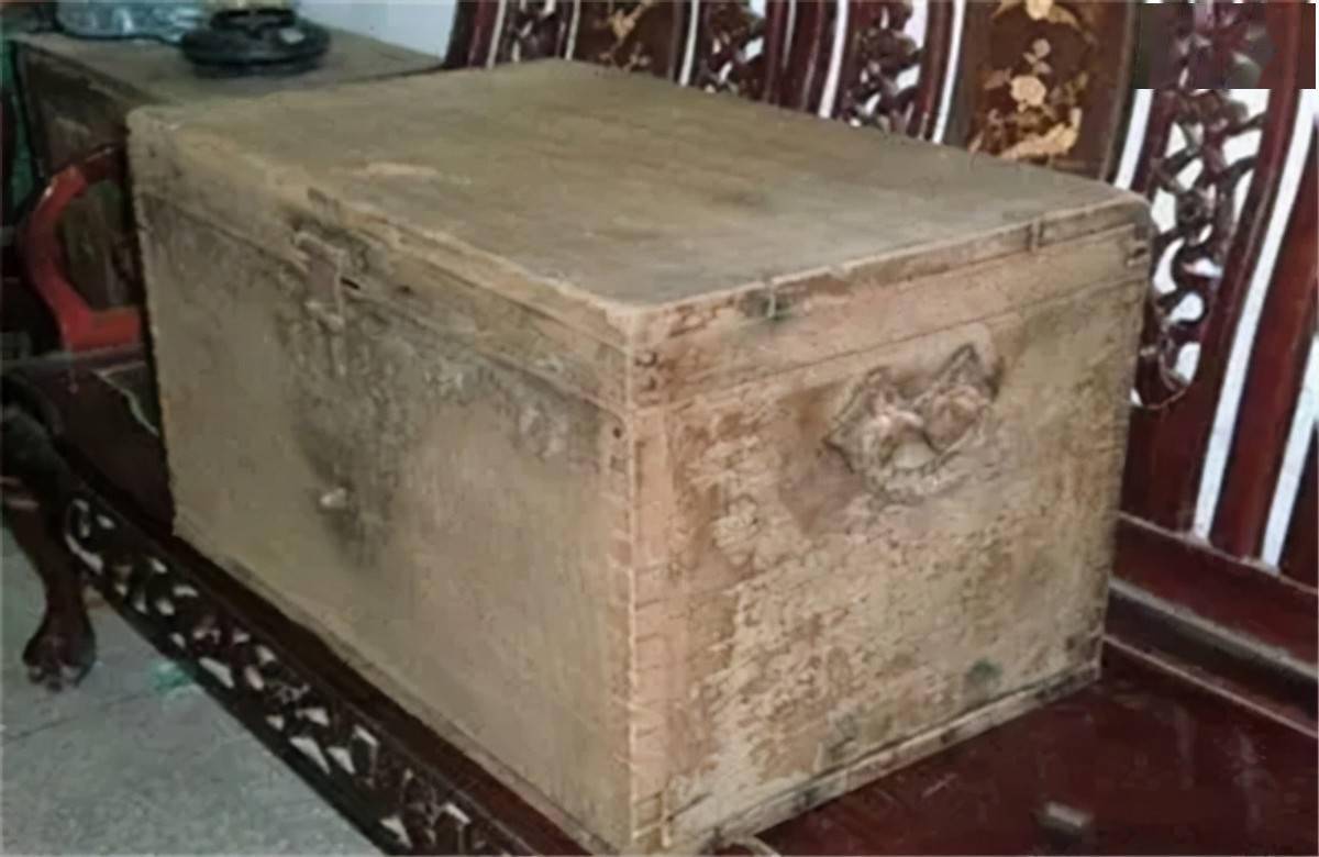 2015年,长沙退休教师家中发现1个破箱子,打开后揭秘显赫身世