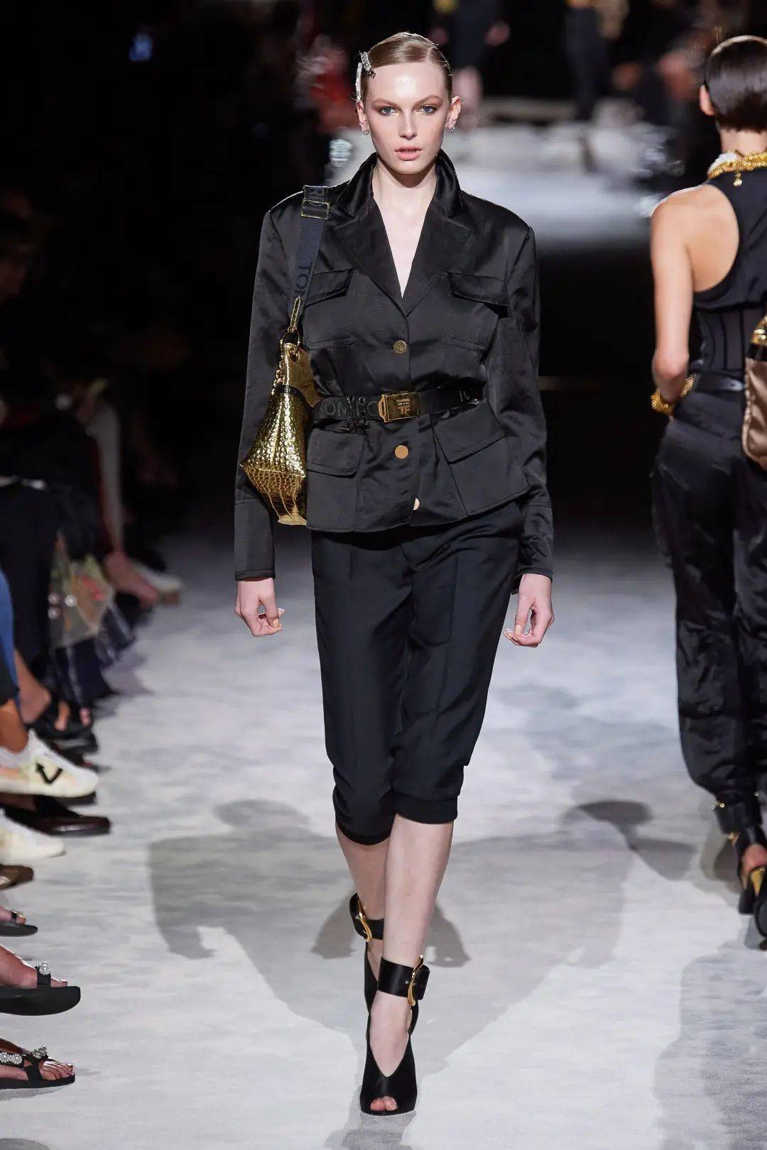 带着|一己之力拯救了Gucci的男人，出走后的他带着全新的运动风潮 SPRING 2022 READY-TO-WEAR，飒爽归来。