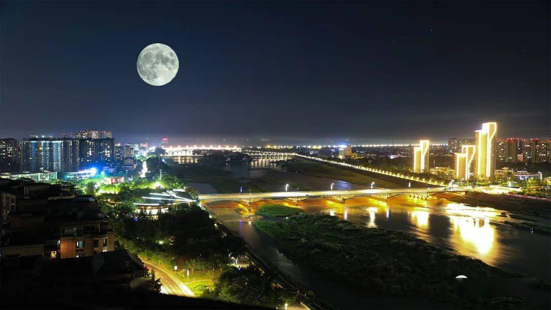 十五的月亮在崇州上空升起又圆,又亮的月亮傍晚时分将城市的天际线