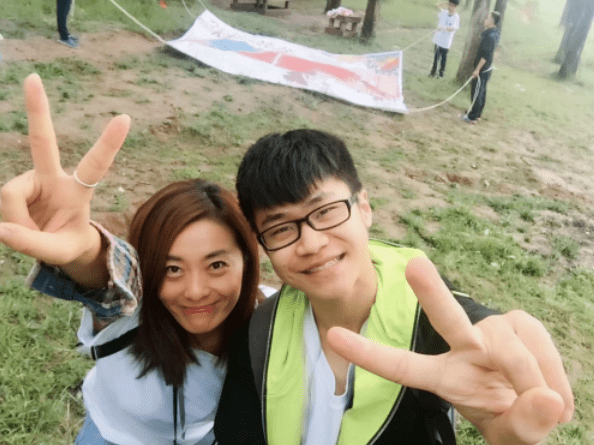 (邱彬彬与慕林杉参与公益活动图)而在此期间,他也意识到了整个行业