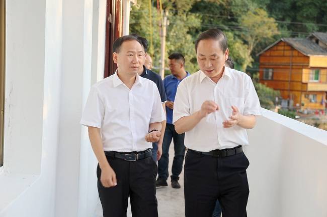施秉县委书记姜志强到城关镇白塘村调研施秉县"院坝协商"工作推进情况