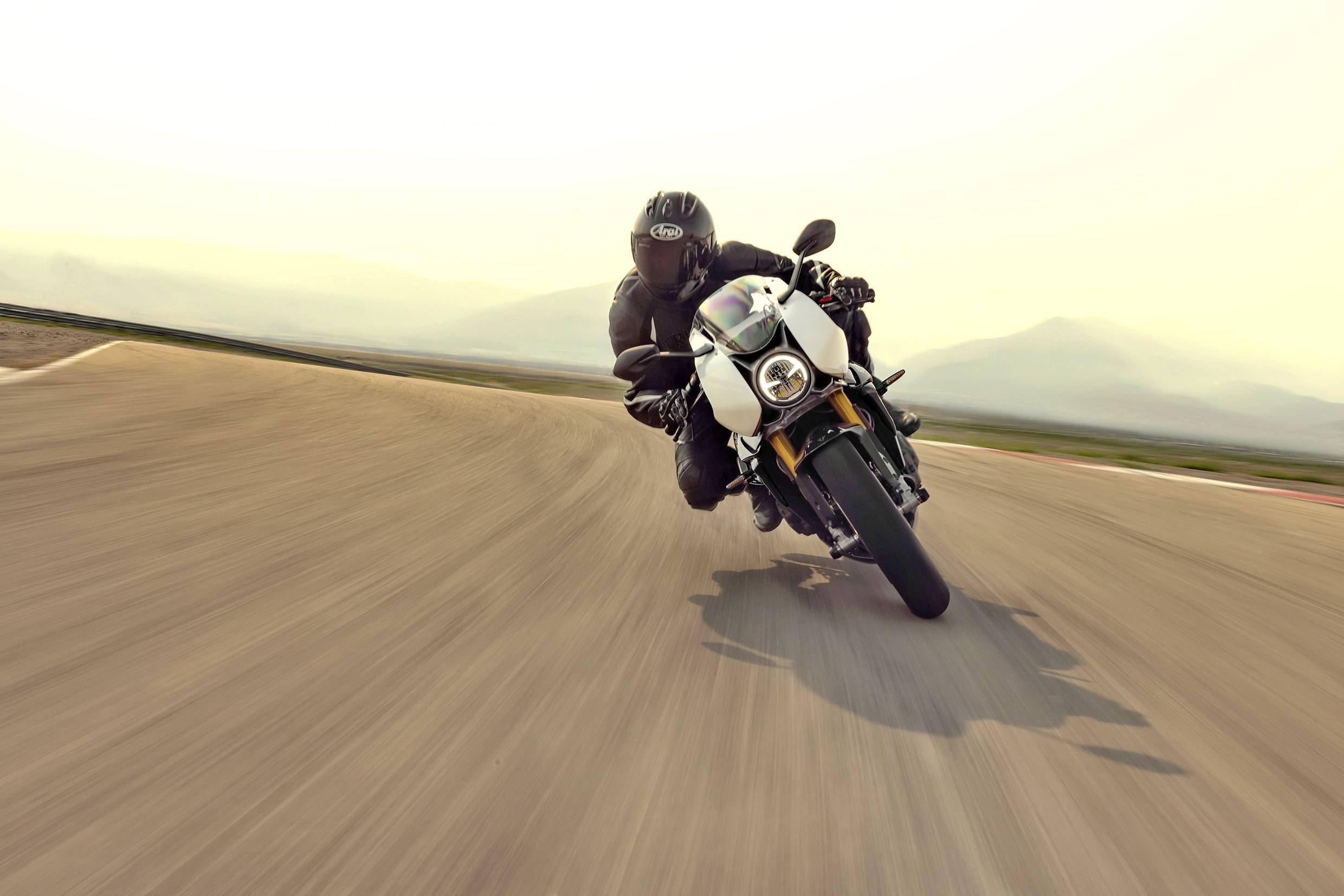 现行款的街车版 speed triple 1200 rs 有供应国内市场,官方定价约为