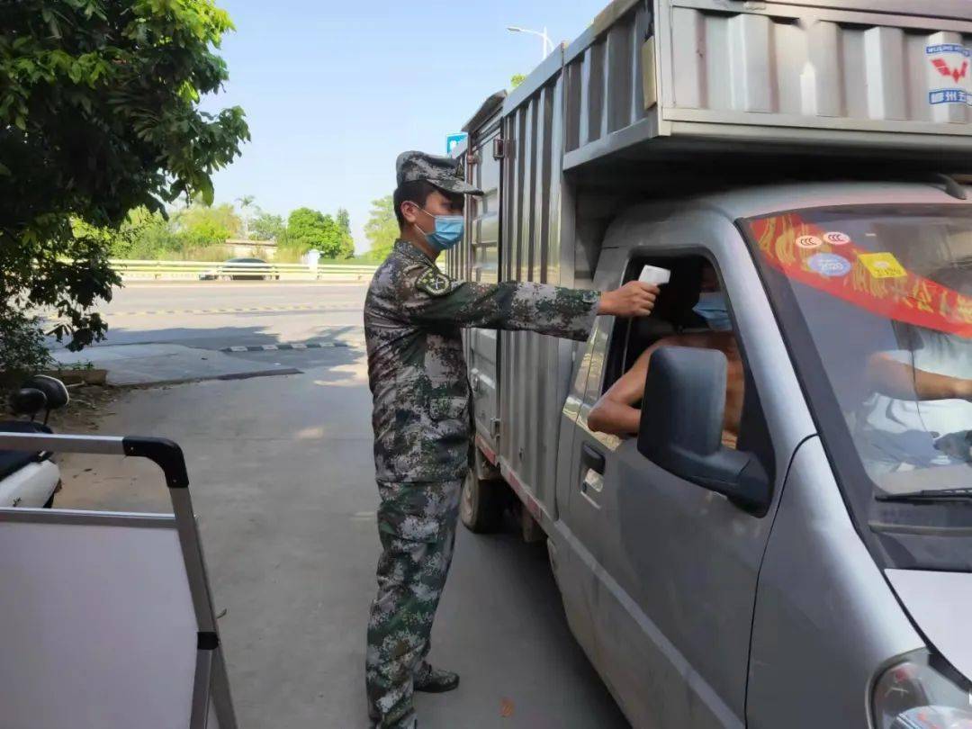 龙海区程溪镇刚退伍的王仲鹏(左图)程溪农场退役军人志愿者坚守一线.