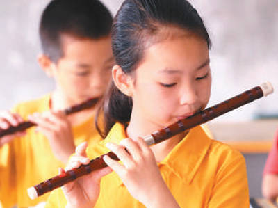 学生在学吹竹笛.