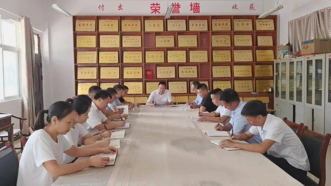 普觉镇中学:15名行政人员 一支教育筑梦队