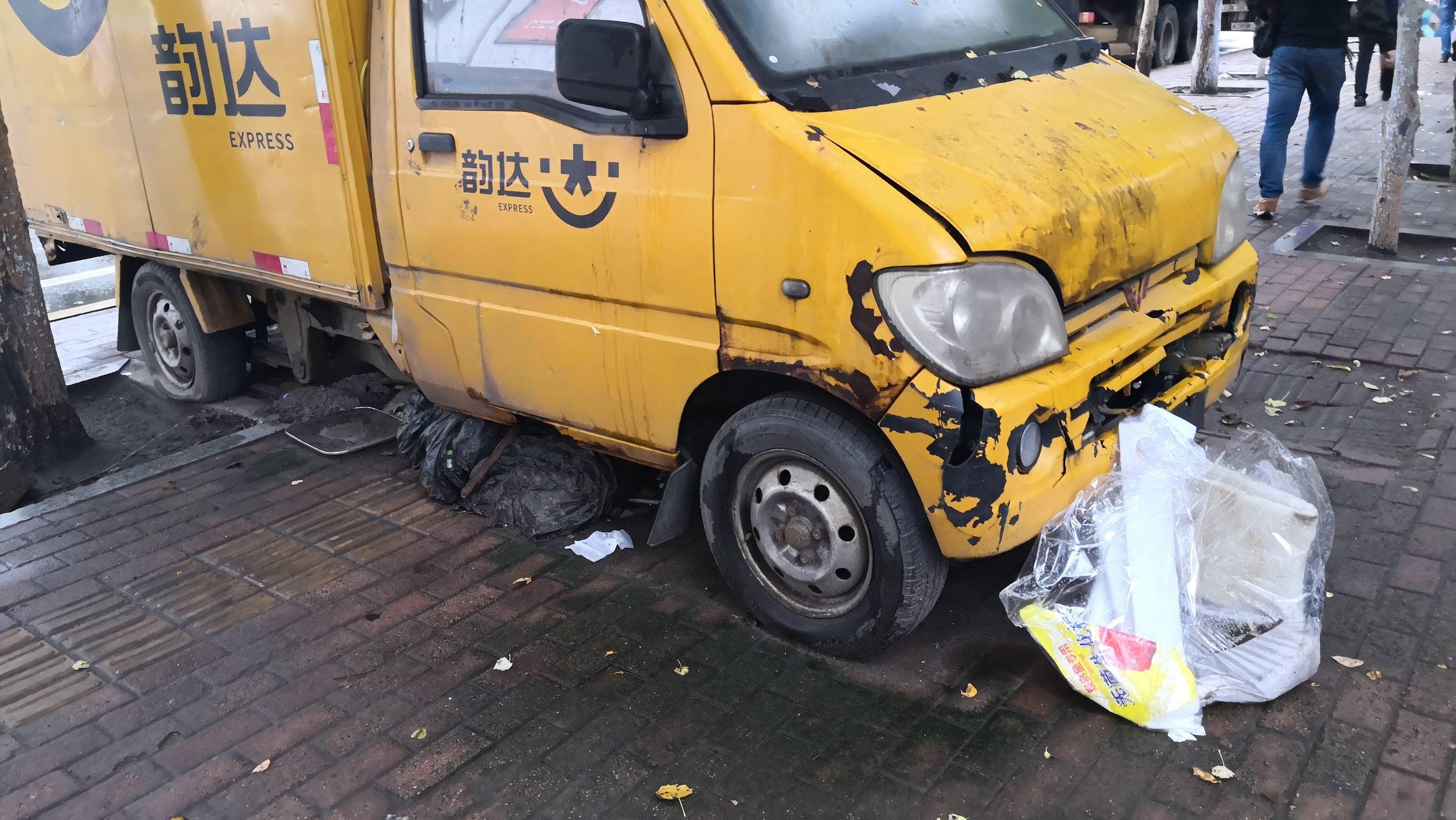 这家快递公司的货车咋变成了僵尸车,占据在人行道上