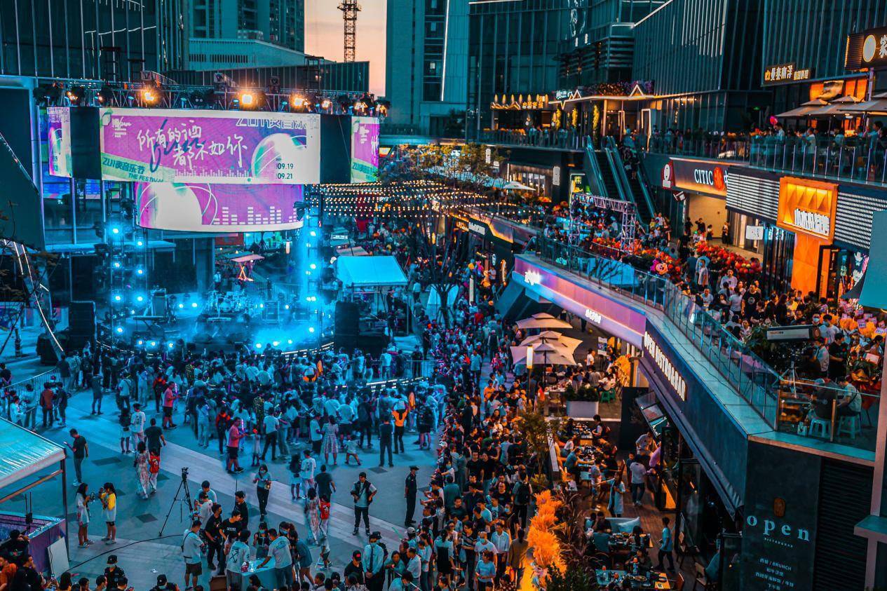 "一般而言,在大型综合体内,商业街区是配角,但我们打造的金科中心·悦