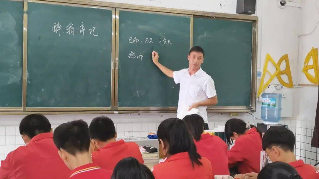 普觉镇中学:15名行政人员 一支教育筑梦队