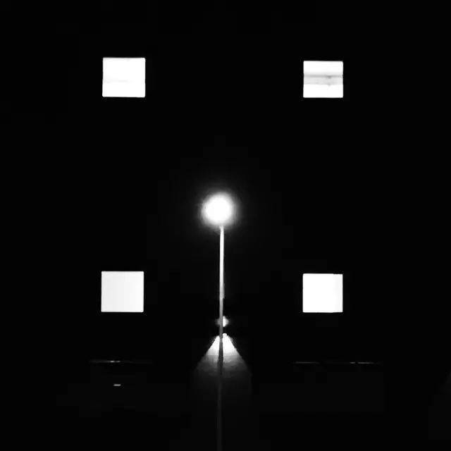 摄影给平常的事物赋予一种不平常的气氛，摄影同样如此！