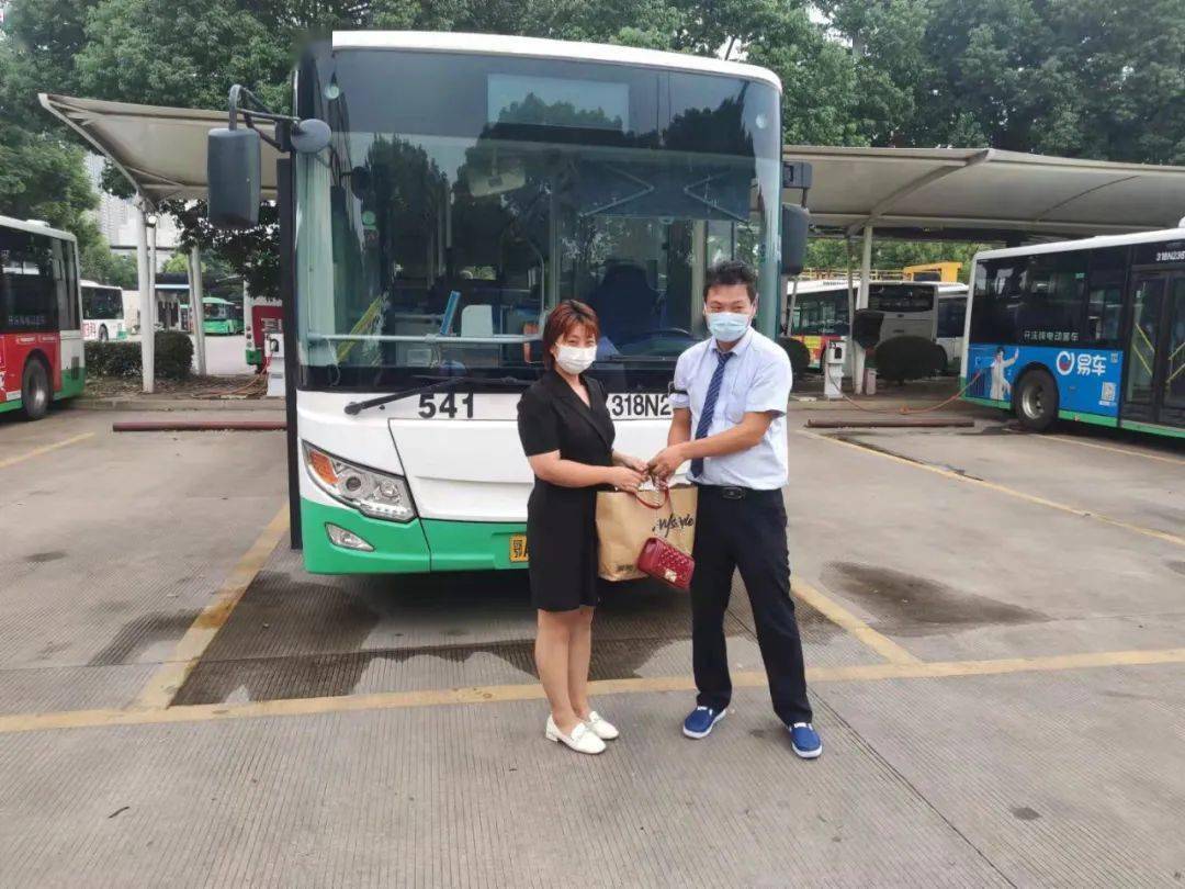 手机上怎么找公交车 e3a5fc0e5d7a4730a1bebe09d34308b6.jpeg