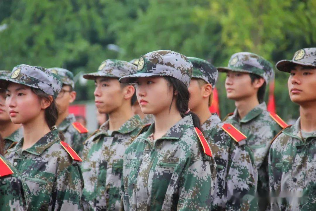 军训必将成为萌新们青春回忆里不可磨灭的一抹迷彩色四川艺术职业学院