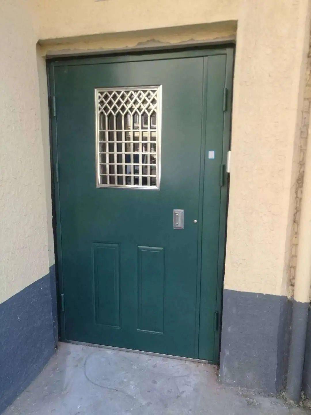 在康乐小区北区,楼梯装修改造工程已完成,单元楼门口更换了钢质防火门