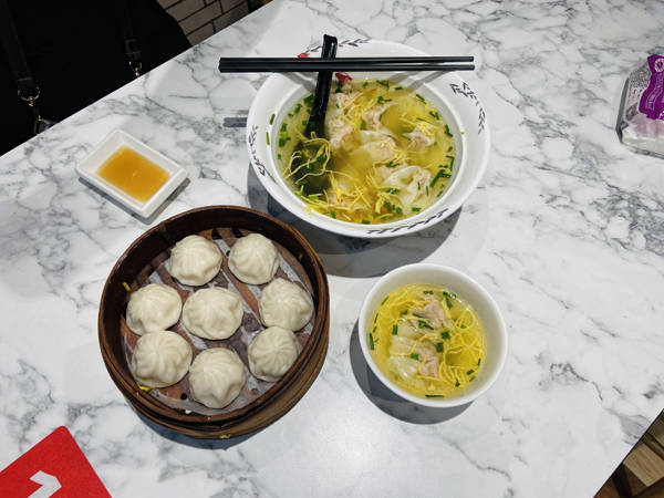 居民|上海老字号把餐厅开在菜场旁,居民“买菜+吃早餐”一处搞定