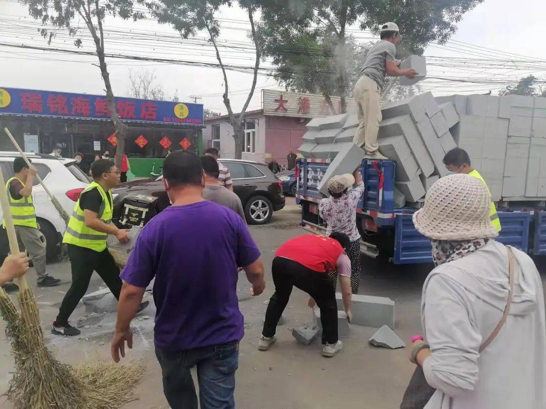 宁河芦台三八河路, 一辆卡车行驶过程中突然发生散落.