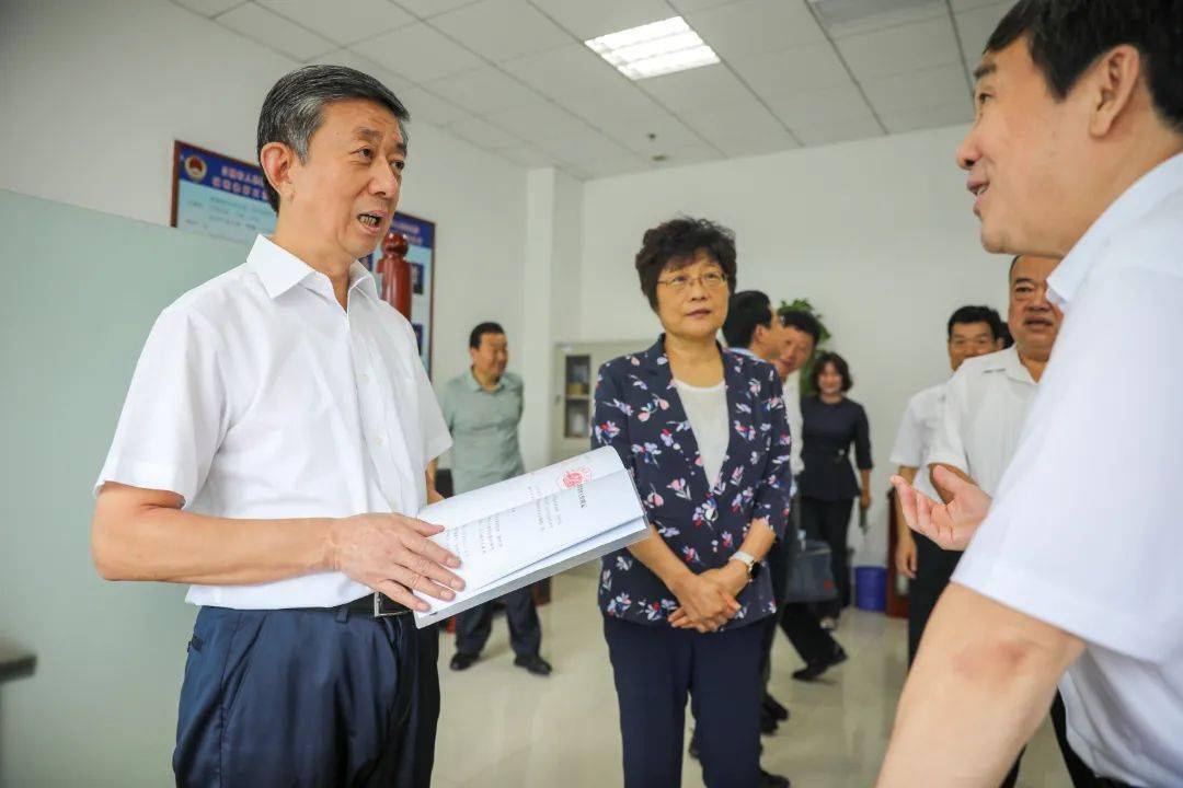 9月24日,市人大常委会主任高杰带领调研组,对全市法院检察院践行司法