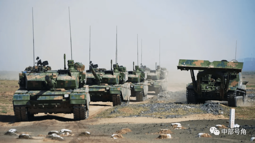解放军土豪旅大漠演兵99a主战坦克整齐列阵