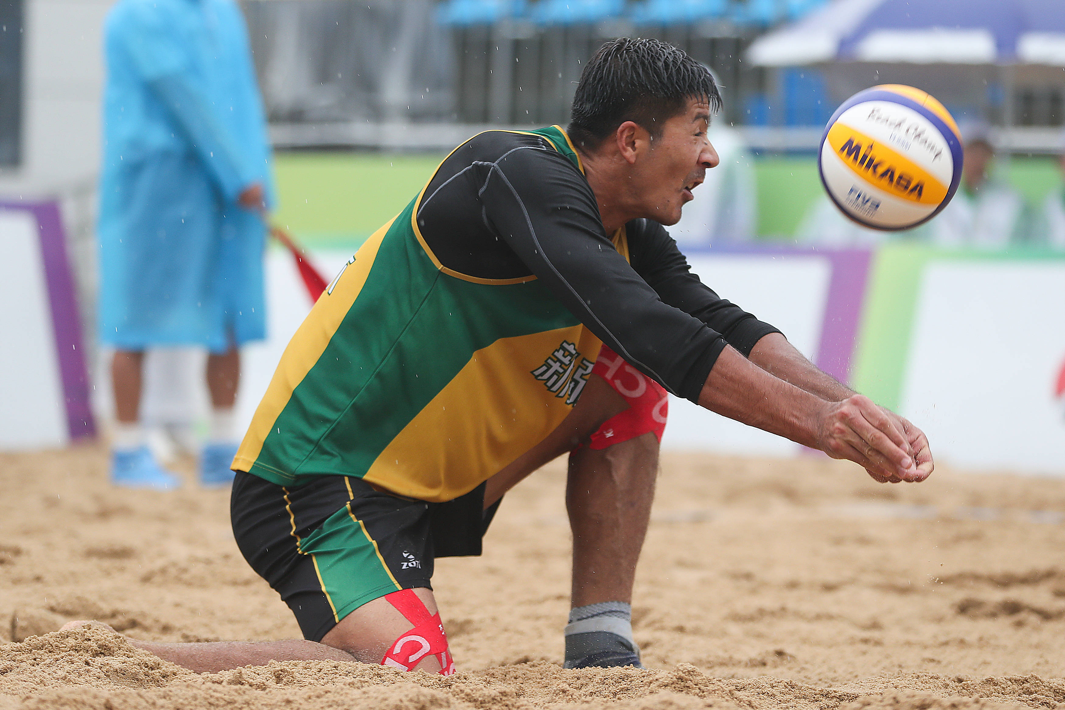 萨拉木·艾哈买|沙滩排球——男子成年组：新疆一队胜海南一队晋级决赛
