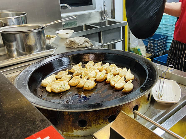 居民|上海老字号把餐厅开在菜场旁,居民“买菜+吃早餐”一处搞定