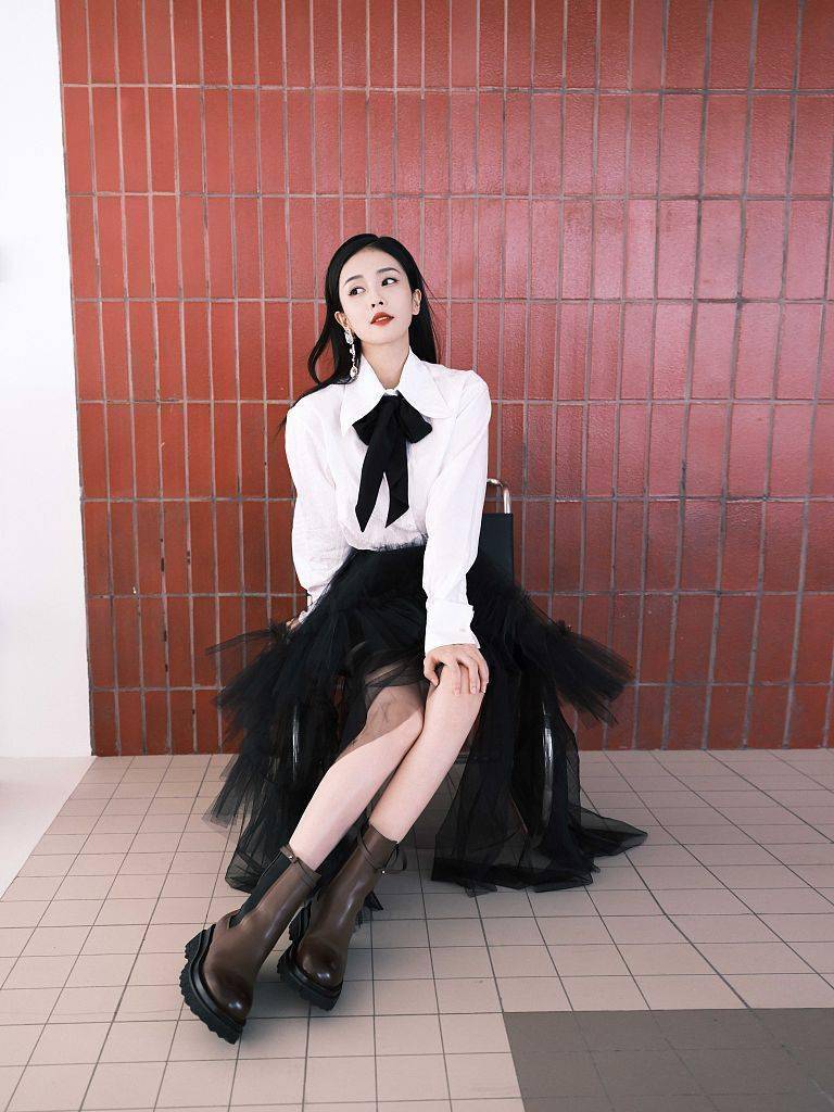 白鹿白衬衫搭不规则纱网裙酷飒十足黑西装短裙秀美腿