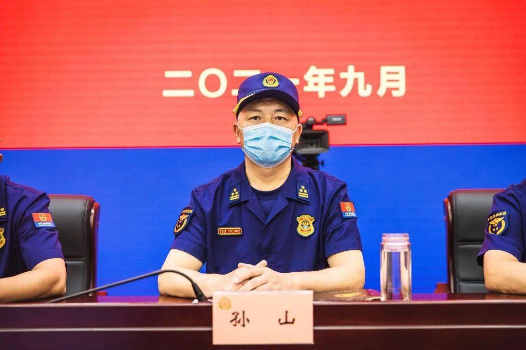 站站长洪国安,支队宣传处文员周静,鼓楼大队消防特勤姚鹏作表态发言