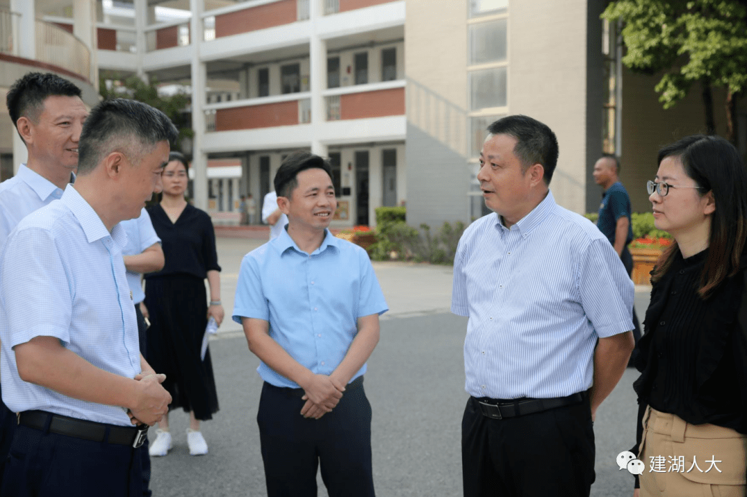 县人大常委会主任张连国,副主任刘登石,县政府副县长周戍参加活动.