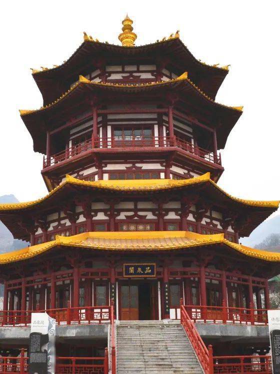 古香的柱,梁,额,桁,枋,椽,拱等,都是用钢结构搭建的,塔楼每层均有外廊