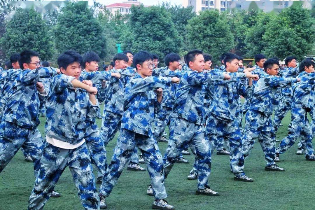 军训进行时阳光下的最美迷彩服