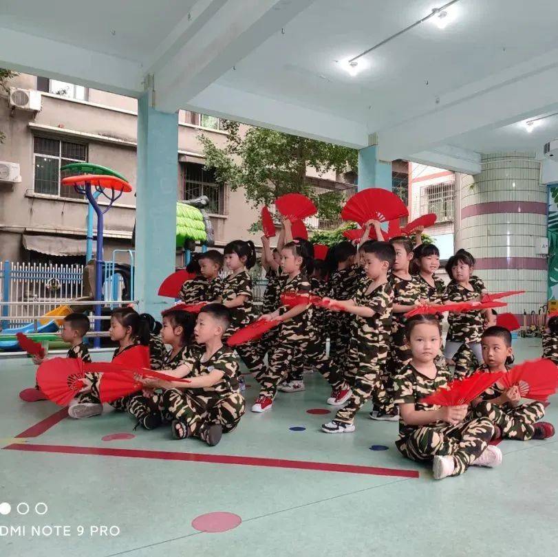 彭山区机关幼儿园:悦动早操展风采,科学运动促成长_动作