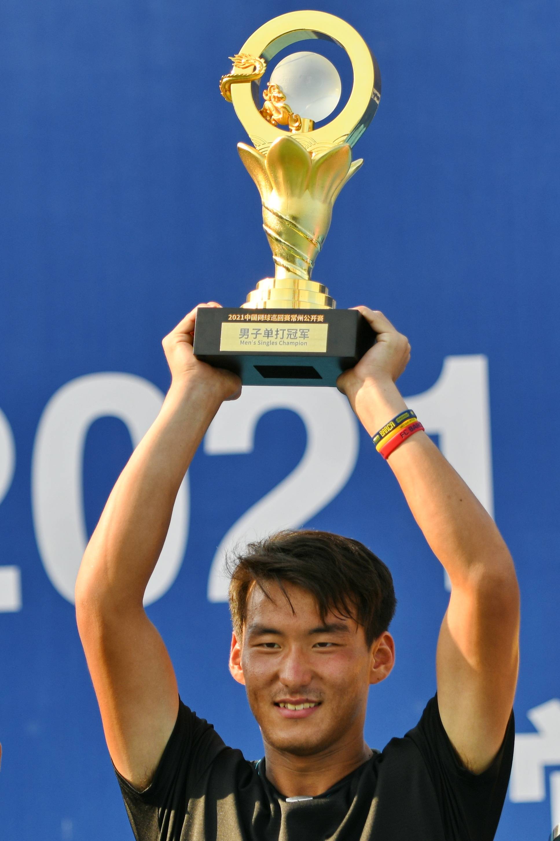 9月25日,布云朝克特在颁奖仪式上手举奖杯庆祝.