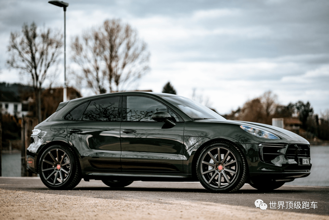 深绿色保时捷macanturbo看起来非常显眼