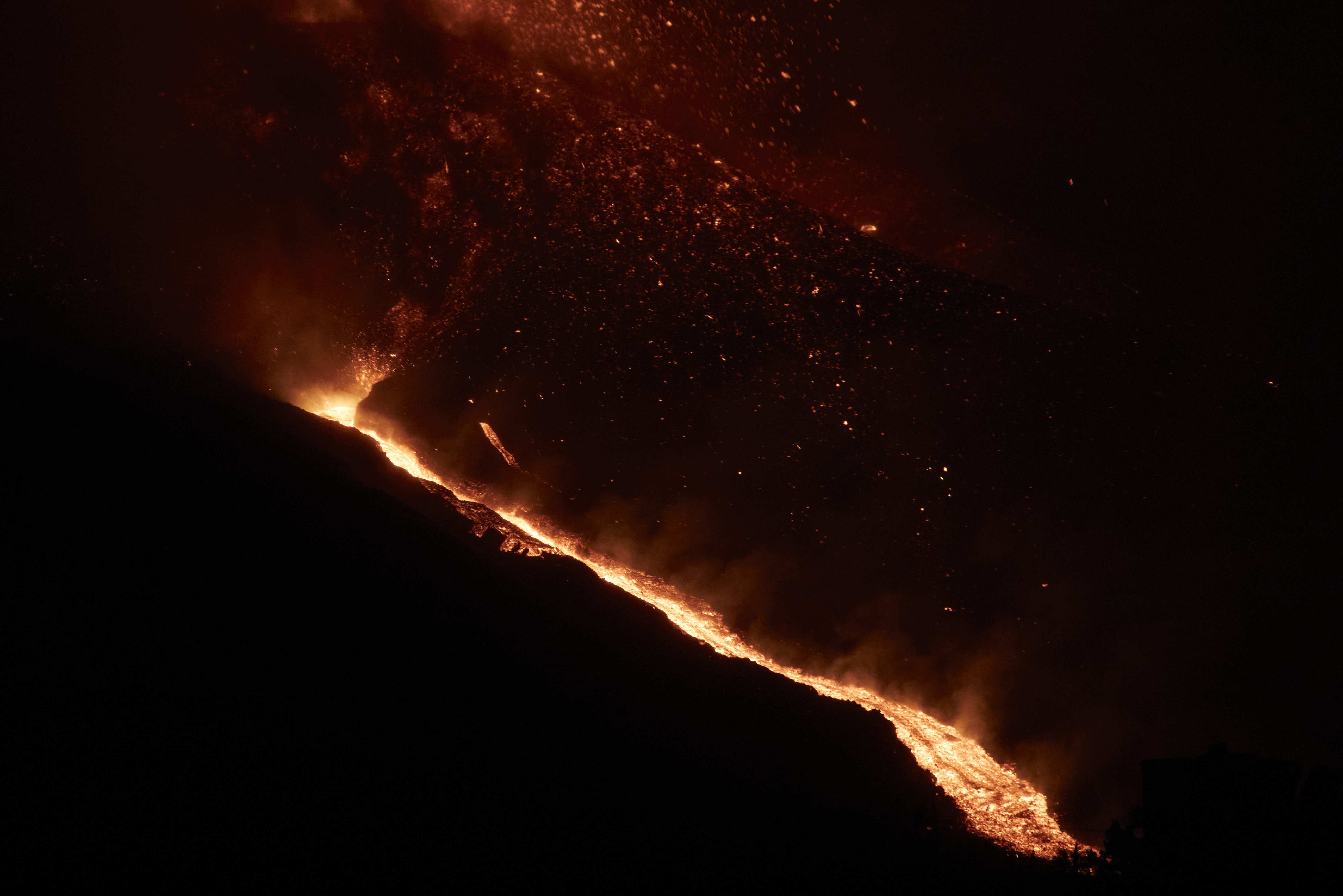 新华社记者 孟鼎博 摄目前,已有超过400座房屋被火山流出的岩浆摧毁.