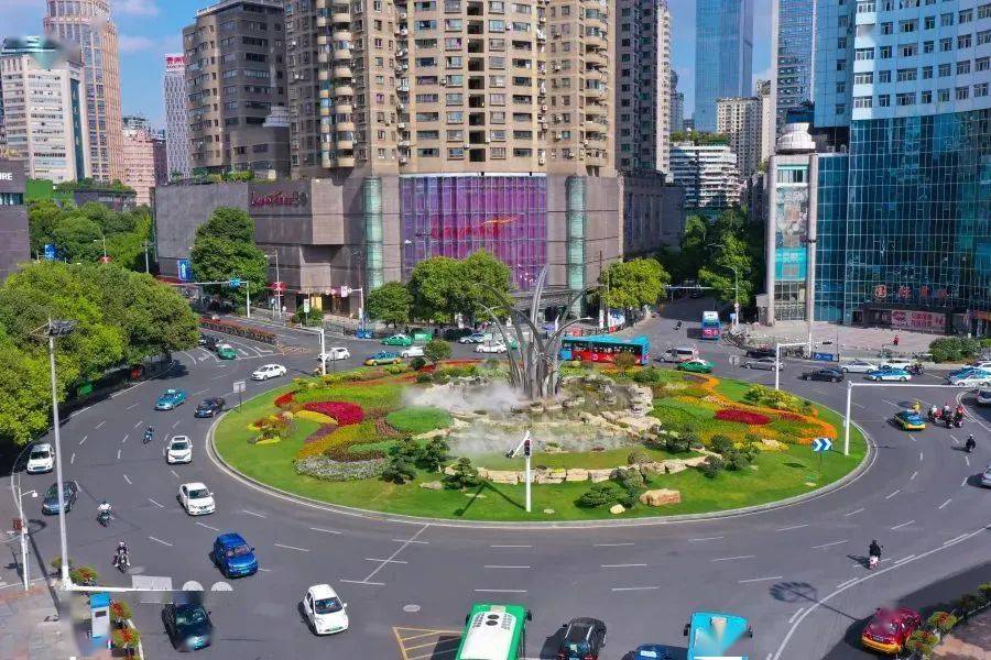 随着岁月的流逝 环岛上种植的竹子等植物越长越高 遮挡了环岛中心水景