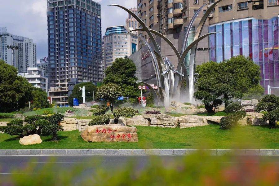 贵阳大南门环岛的兰花雕塑升级改造完成长这样