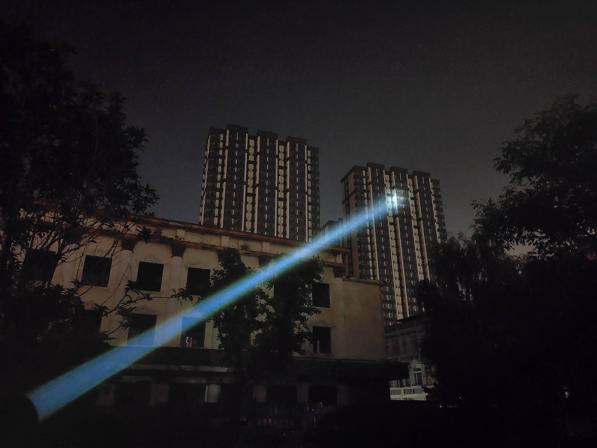 手握光剑心向远方纳丽德l10白激光手电体验