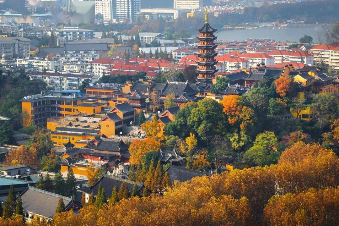 "一座栖霞山,半部金陵史",「栖霞山」是中国四大赏枫圣地之一.