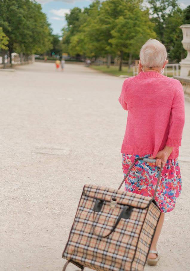 巴黎街头6,70岁老太太多优雅?穿花裙染粉色头发,时尚又可爱