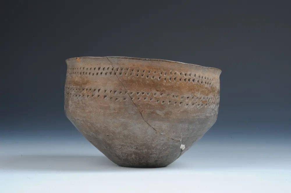 "传历史记忆 展黑土风采"之龙博珍藏篇 指甲纹折腹陶钵