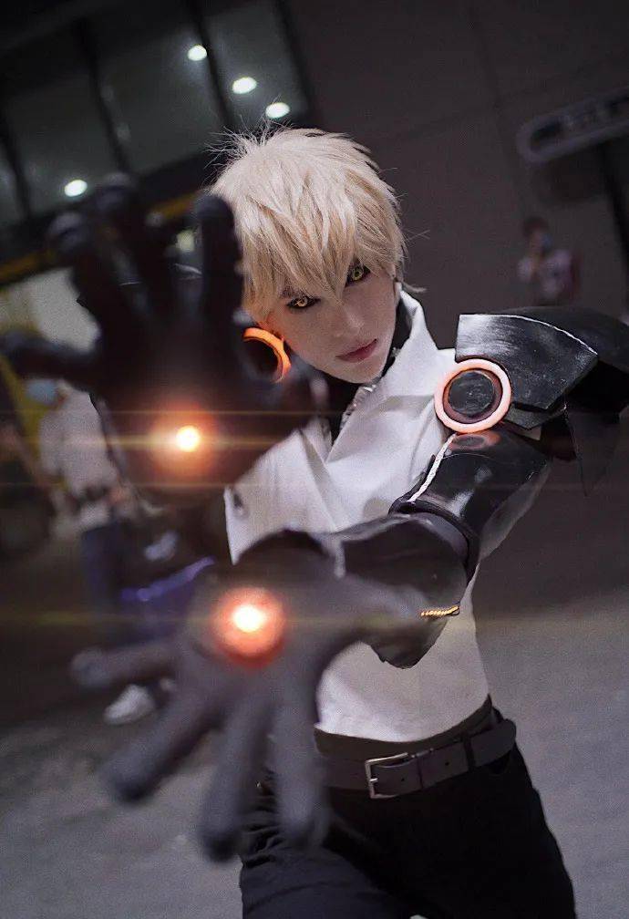 除了五条悟之外,卡琳娜其他的cos也被人称赞还原,这是因为她在每cos一