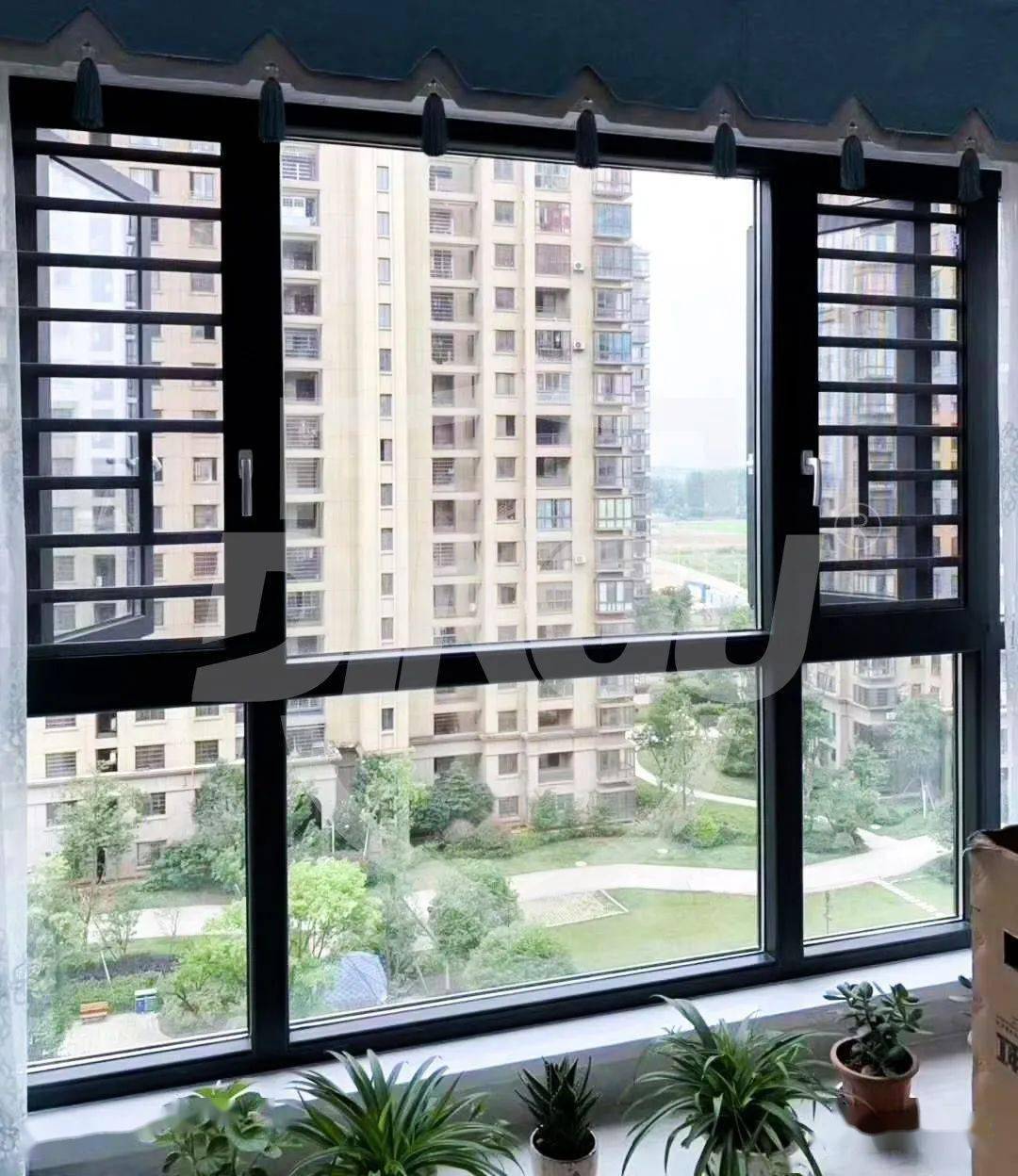 实景案例实景案例平开窗选择带有防护的"防盗格",不仅可以防止儿童