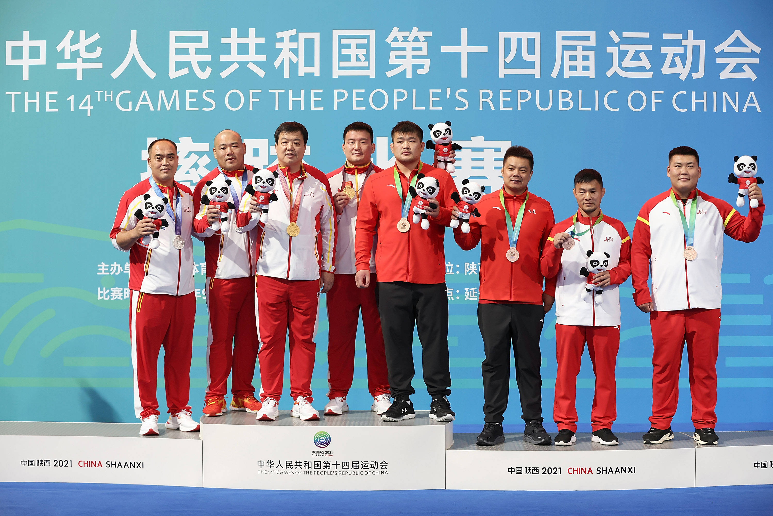 选手常鹏程(右一),吉林队选手孟令哲(右四)和教练员在颁奖仪式上合影