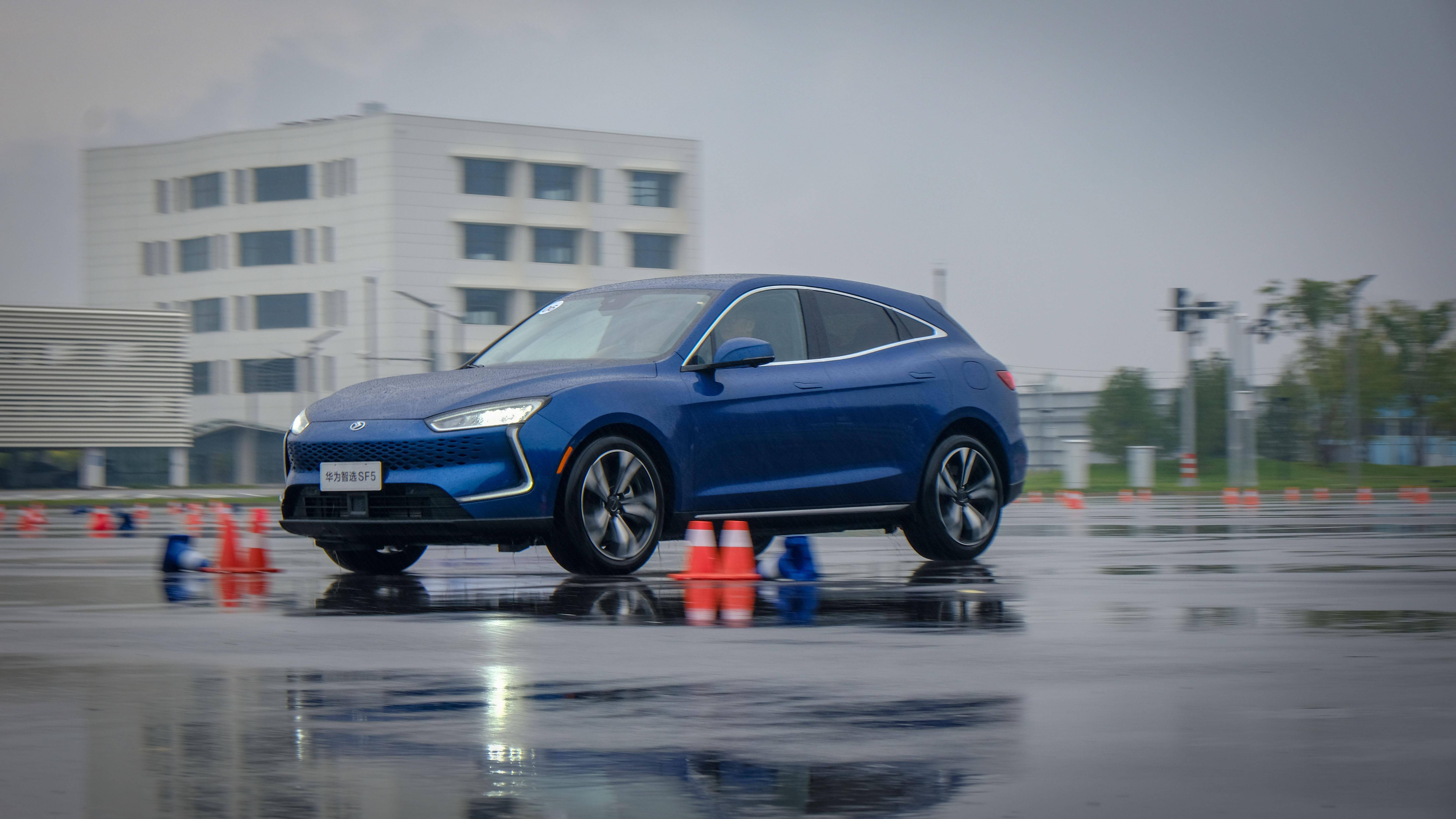 既能持家,还得追的上v8,赛力斯华为智选sf5场地试驾_搜狐汽车_搜狐网