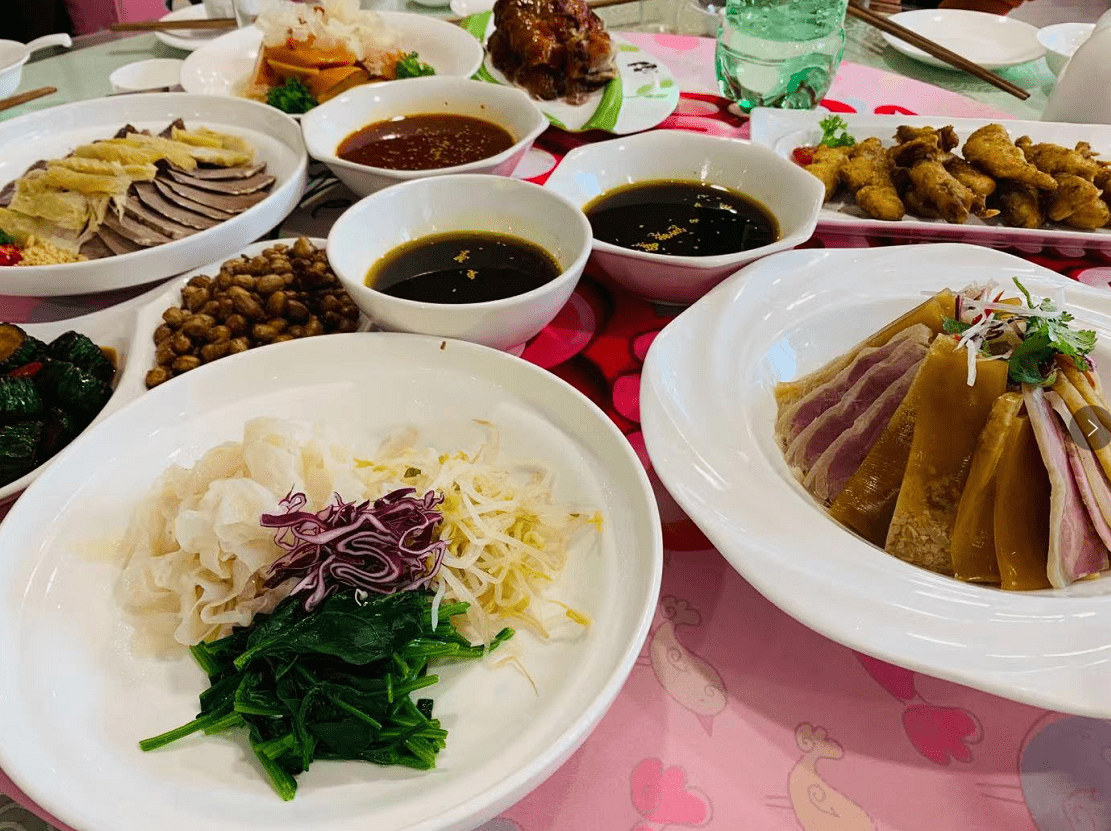 朋友办酒席请客小饭店摆了16桌晒到朋友圈大家说菜很实惠