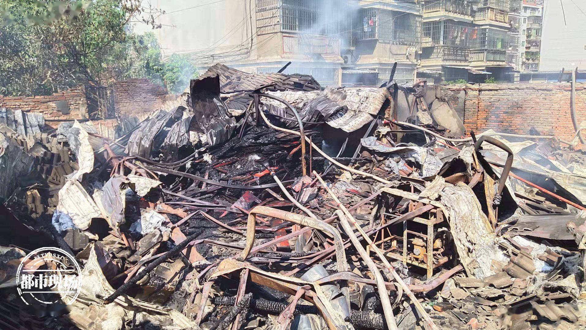 江西南昌食品作坊突发火灾现场烧成一片废墟