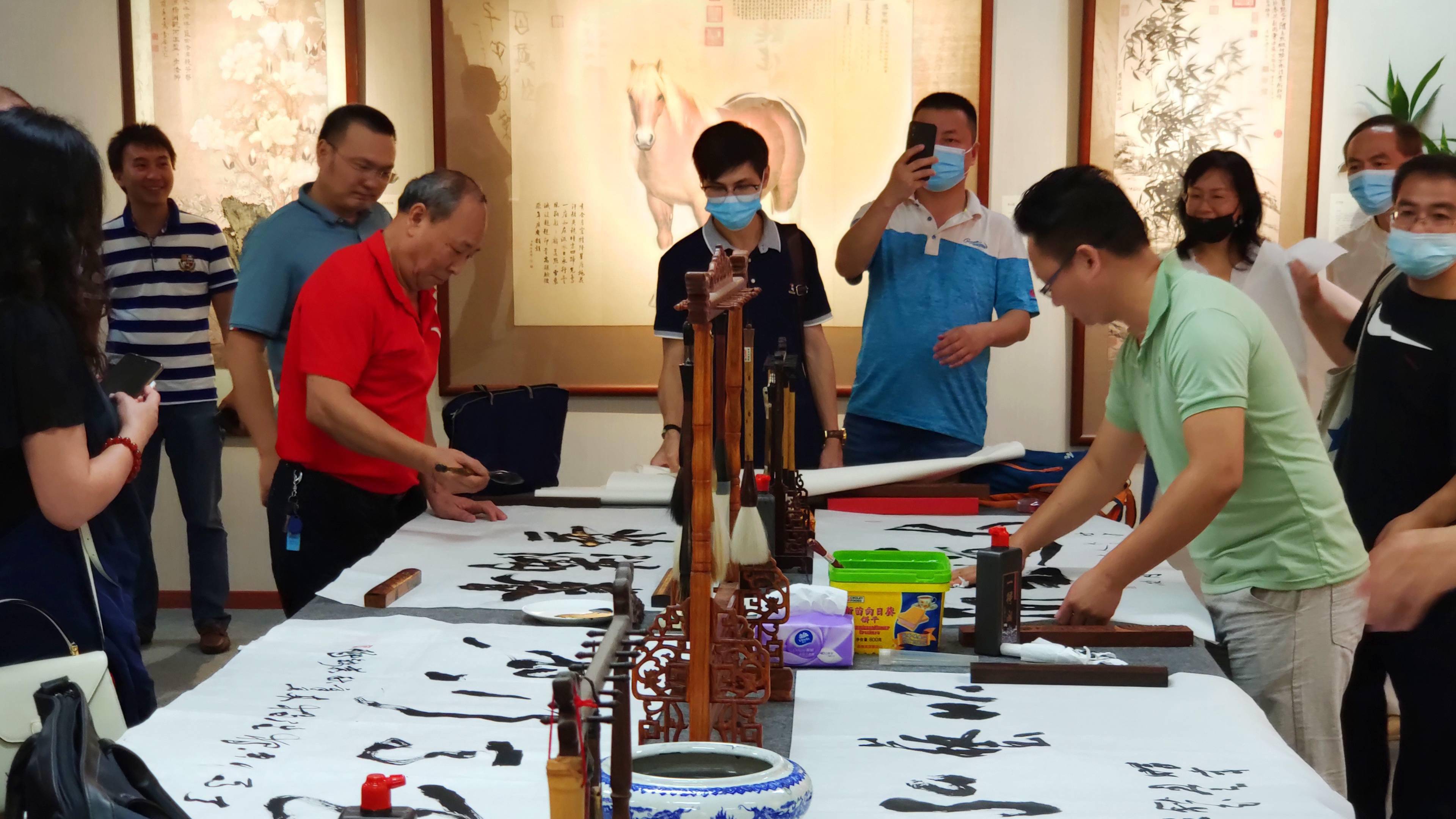 展览| 广东楹联学会书画家迎国庆十人作品展开幕