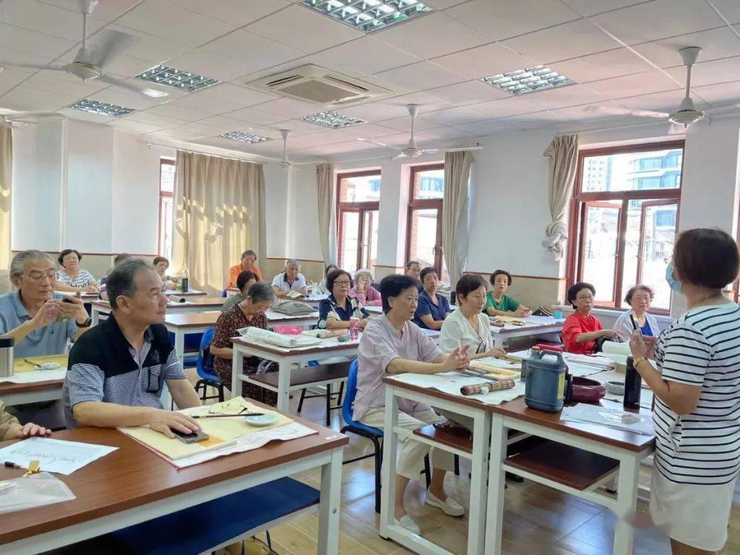 日前,寂静了一年半的静安区老年大学胶州路,万航渡路两个校区,重现