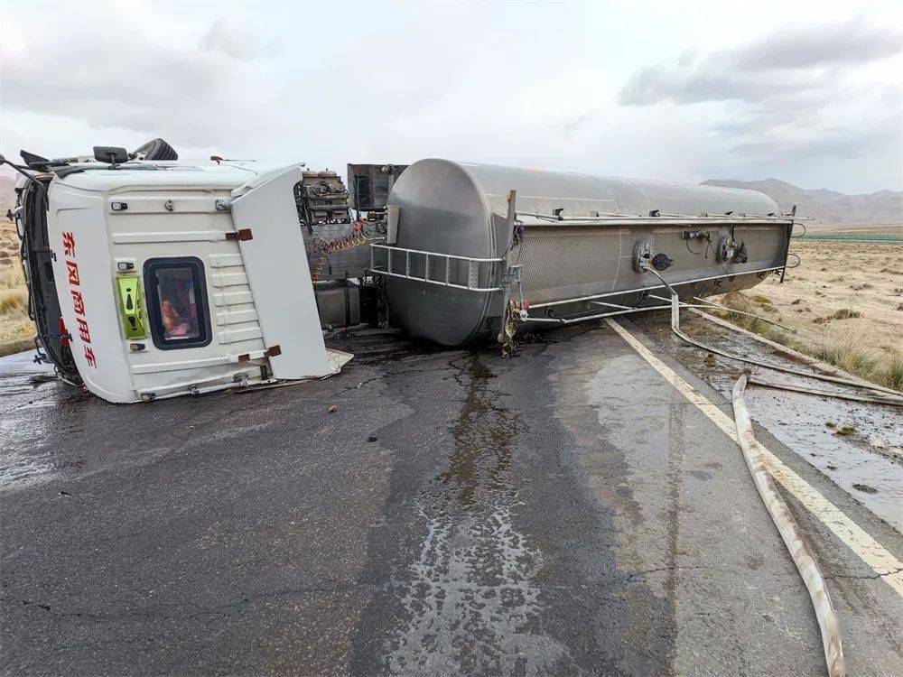 消防救援人员到达事故现场后,经现场侦查,事故现场一油罐车侧翻变形