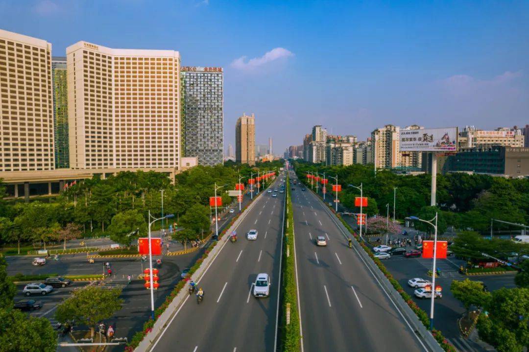 五星红旗高高挂起在桂城街道的主干道上国庆节将近那一定是"中国红"!