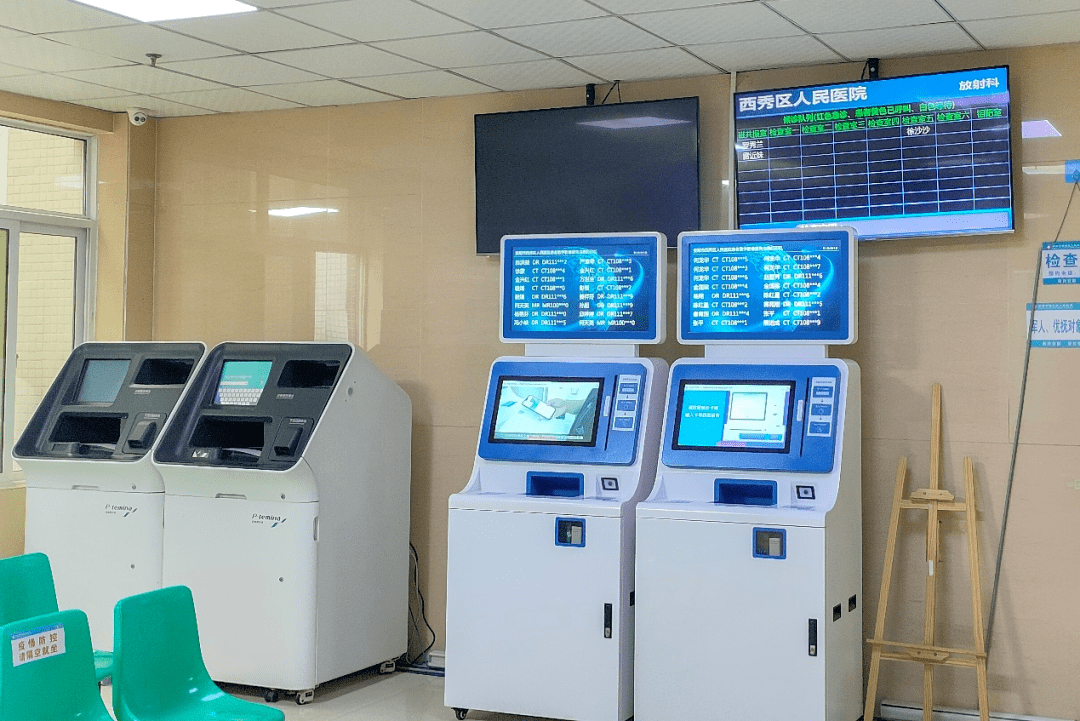 门诊大厅的电子屏幕循环滚动播放健康知识,医院诊疗,服务价格进行公示